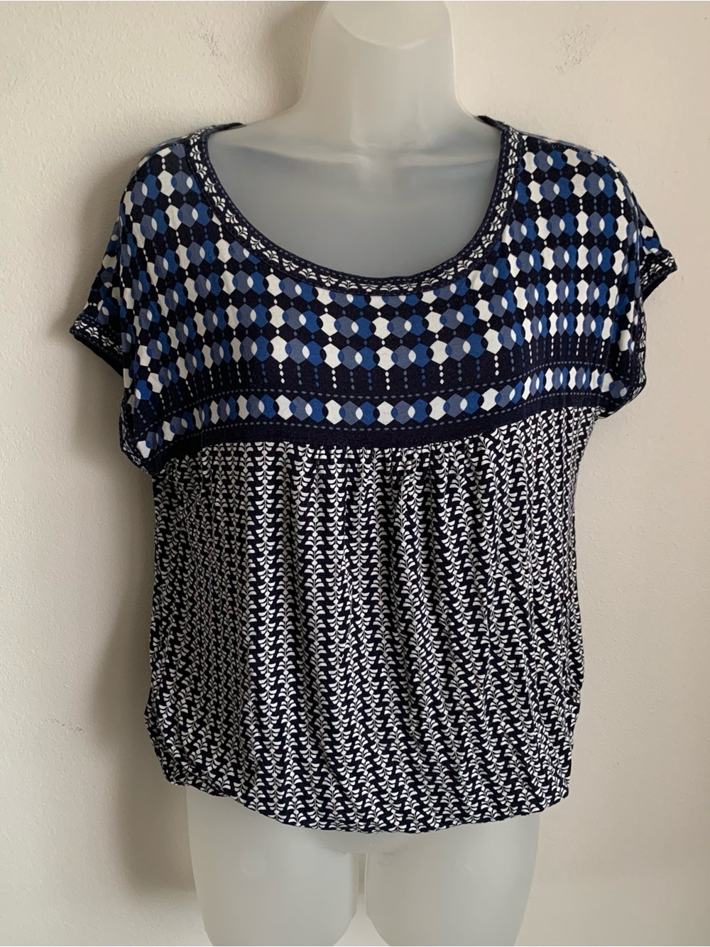 Max Studio White & Blue Short Sleeve Patterned Top